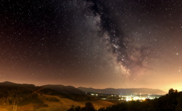 Tak takhle vypadala Mléčná dráha v roce 2016 nad Radhoštěm.